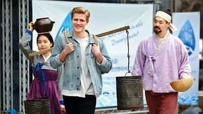 [수도권]물지게 진 외국인 “물 절약 합니다”
