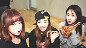 홍진영, 디아크와 피자 먹방…‘나이차 무색하게 하는 동안 미모’