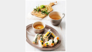 [우먼 동아일보 TV] 봄향기 가득 `봄나물 월남쌈' 푸드 스타일리스트 김현학이 제안하는 르크루제 멀티타원접시 & 라메킨 요리