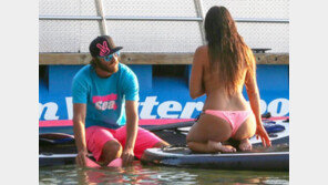 [화보] 클라우디아 로마니, 애인 앞서 비키니 훌러덩 ‘깜짝’