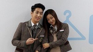 ‘앵그리맘’ 김희선-바로, 교복 커플 인증샷 공개…‘동갑같아!’ 