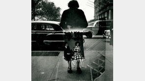 [책의 향기]‘장소 연도 미상’의 수십만장 사진들… 노숙작가가 ‘구원’을 찍었다