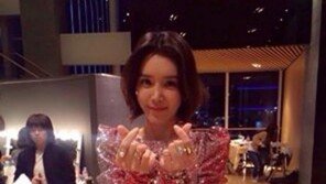 ‘SNL’ 채정안, 팬들 향해 손으로 ‘하트’ 그리며 ‘찰칵’…그 모습은?