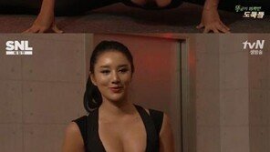 정아름 ‘SNL’ 깜짝 출연, 적외선 감지기 피하며 섹시 고양이자세 선보여…볼륨몸매 과시