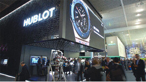 젊게 혹은 더 화려하게… 명품시계의 생존법 