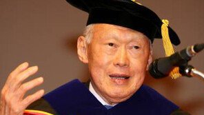 리콴유 전 싱가포르 총리 타계, 장남 리셴룽 총리 “평화롭게 눈을 감았다”