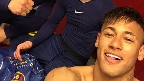 ‘엘클라시코’ 바르셀로나, 레알 마드리드에 2-1 승리…MSN 기념 인증샷