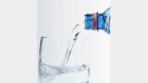 마시다 남은 물, 세균 4만 마리 검출 ‘충격’… 심하면 심장병 유발까지