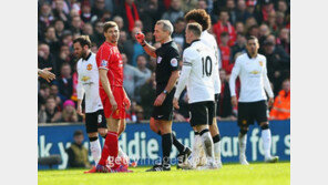 제라드, 마지막 홈경기서 38초 퇴장 ‘오명’… “심판 판정 맞다, 책임감 느낀다”