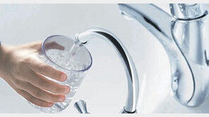 마시다 남은 물 세균, 페트병 입대고 마셨다면?…‘세균 급속도로 번식’