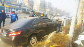 4차선 도로 순식간에 아수라장 만든 ‘만취 수입차’