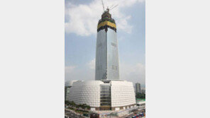 롯데월드타워 100층 돌파… '착공 4년5개월만에 우뚝 섰다!'