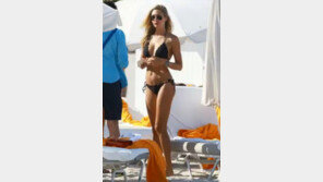 유명 감독 前여친, 쭉 뻗은 8등신 비키니 몸매로 ‘해변 초토화’