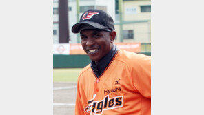 한화 외국인타자 모건, 개막전 중견수로 출격