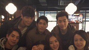 ‘압구정백야’ 단체샷 공개…“박하나-강은탁-백옥담…우리 친해요~”