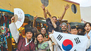 남미 누비는 한복삼총사 “도포 저고리 입고 스카이다이빙”