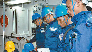 “함정 선물에 기술까지 전수… 고마워요, 한국해군”