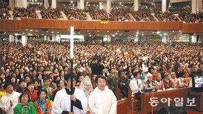 화해와 일치의 상징 부활절에, 정작 예배는 따로따로 