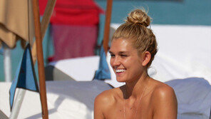 [화보] 美 유명사회자 전 여친, 일광욕 위해 가슴 노출