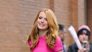 [화보] 벨라 손, 복근 돋보이는 핫핑크 크롭탑 원피스