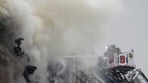 [화보] 美 뉴욕 아파트 화재… 하늘 뒤덮은 짙은 연기