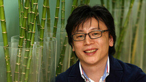 [연예 뉴스 스테이션] 김용화 감독, 17세 연하 연인과 결혼