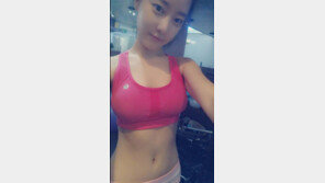 고우리, 과거 복근 드러낸 운동복 셀카…“너무 야한 거 아냐?” 