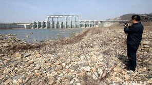 北 황강댐서 강물 44% 써버려… “논밭까지 짠물 올라와”