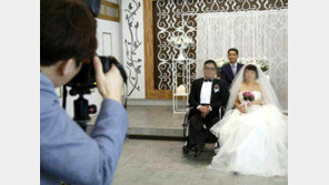[단독]눈물의 ‘휠체어 웨딩마치’
