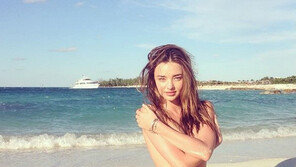 미란다 커, 해변 상반신 누드로 ‘매끈한 속살’ 공개