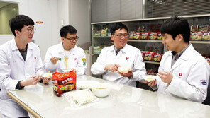 [도약! 한국기업]농심, 면발전쟁 시대, 日기업 꺾고 세계평정 나서 