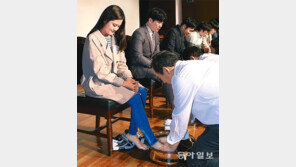 제자 발 씻겨주는 ‘사랑의 세족식’