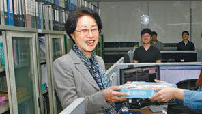 [인천/경기]연구실 돌며 ‘피자 선물’… 학생들 초청해 점심…