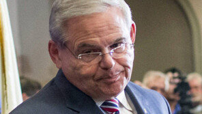 도 넘은 ‘우정의 선물’에… 美 3선 상원의원의 추락