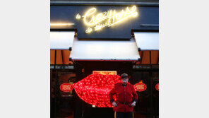 ‘손’ 많이 가는 누드공연 막전막후