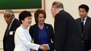 펠로시 “아베, 위안부 문제 사과해야”