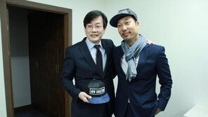 이문세, 손석희와 인증사진 공개…대기실서 ‘중년 케미’ 자랑