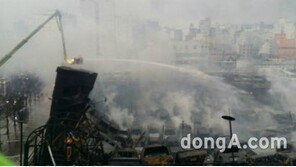 부산 자동차매매단지서 큰 불, 유독 가스 대량 발생