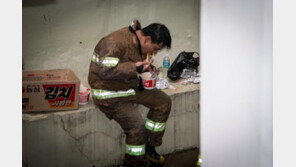 화재 진압 후 컵라면으로 끼니 때우는 소방관에 누리꾼 감동