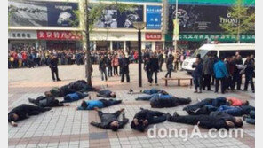 베이징 한복판서 집단 음독, 中 택시 기사 30여명 농약 마시고 혼절 ‘충격’