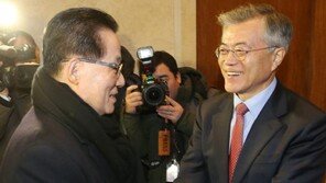 ‘전격 회동’ 문재인 “도와달라”, 박지원 “선당후사의 자세로…” 수용