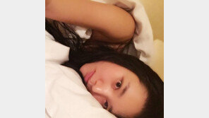 개그콘서트 정아름, 민낯 침대 셀카 눈길…매끈한 피부에 ‘아슬아슬’ 각도