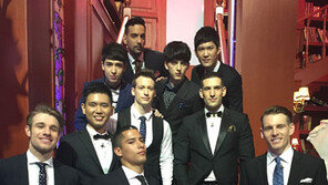 중국판 ‘비정상회담’, 단체사진 공개… “잘생겼다!”