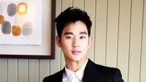 김수현 ‘리얼’로 스크린 컴백…‘야망 가진 해결사로 연기변신’
