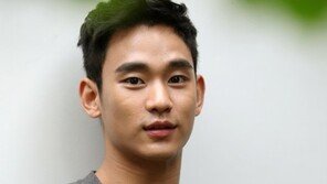 김수현 ‘리얼’로 스크린 복귀… 야망 넘치는 무자비한 해결사 역할 ‘눈길’