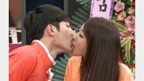 ‘천생연분 리턴즈’ 서강준-경리, 게임中 아찔한 접촉사고…돌발 키스 ‘헉!’