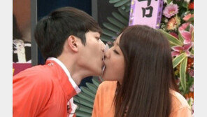 ‘천생연분 리턴즈’ 서강준 경리, 방송 중 ‘입맞춤’… 화들짝!