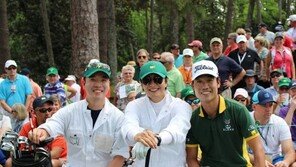 배용준, 마스터스 파3 콘테스트서 캐디로 깜짝 변신