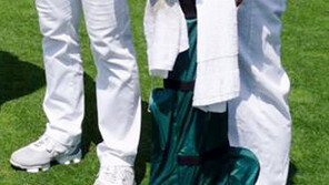 배상문 캐디로 변신한 배용준