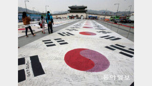 임시정부 수립일 앞두고… 광화문광장 가득 채운 태극기